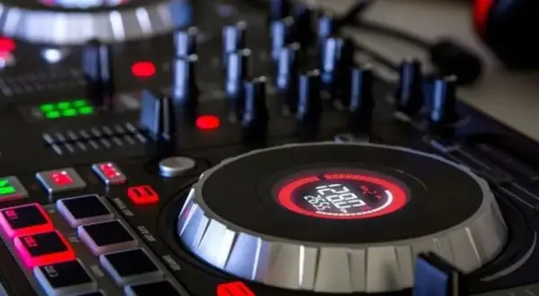 Jaka konsola DJ na początek? Oto najlepsze modele dla początkujących