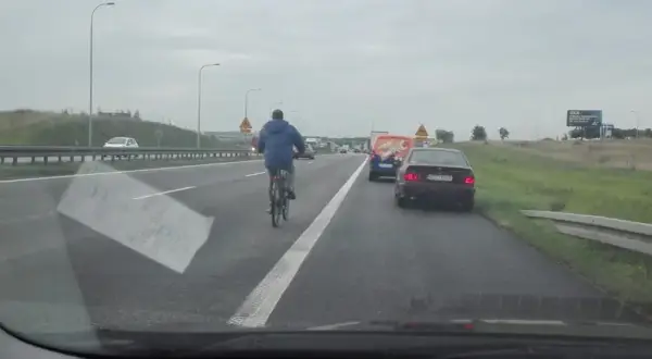 Czy można jechać rowerem po autostradzie? W Polsce to zabronione!