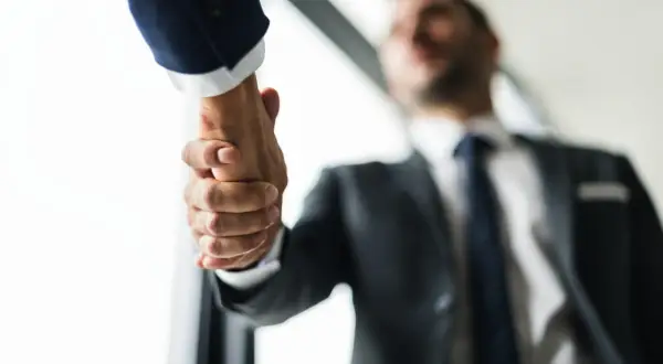 Prowadzenie biznesu w Polsce: Przewodnik po etykiecie dla zagranicznych liderów