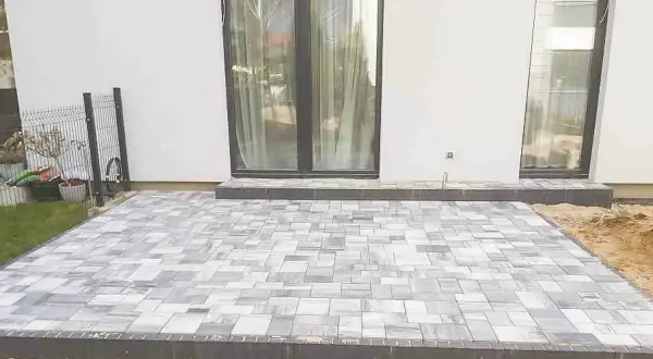Jak zaprojektować taras z kostki, aby uniknąć kosztownych błędów
