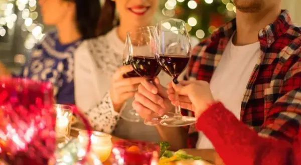 Czy można pić alkohol w Wigilię: fakty religijne i tradycje w rodzinie