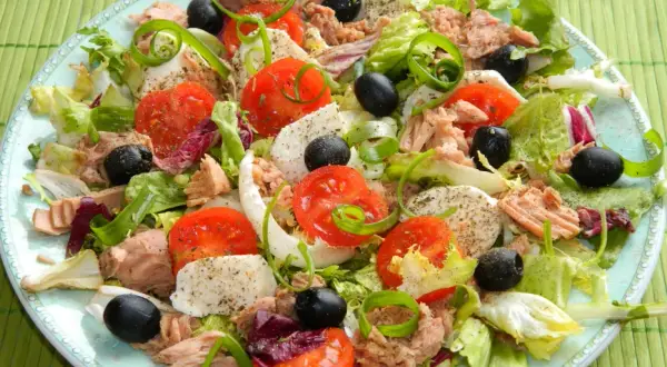 Jaki tuńczyk do sałatki wybrać? Porównanie, wskazówki i najlepsze opcje