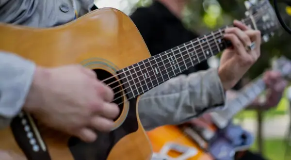 Stal czy nylon? Dreadnought czy Parlor? Przewodnik po świecie gitar akustycznych
