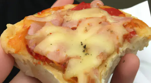 Ile kalorii ma mała pizza? Sprawdź, jak uniknąć nadmiaru kalorii w ulubionym daniu