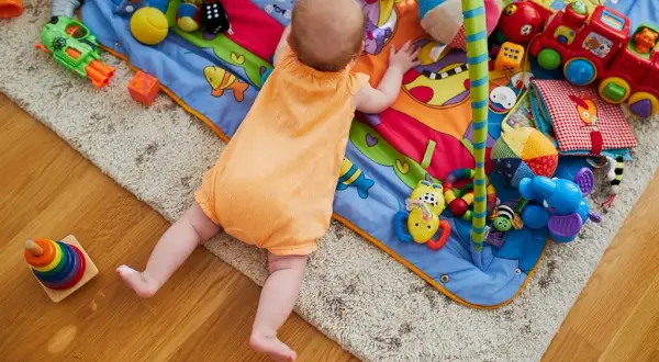 Najlepsze zabawki sensoryczne dla 6-miesięcznego dziecka: rozwój i bezpieczeństwo