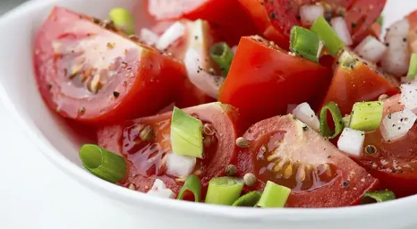Recettes de salade de tomates : 10 idées savoureuses et faciles à réaliser