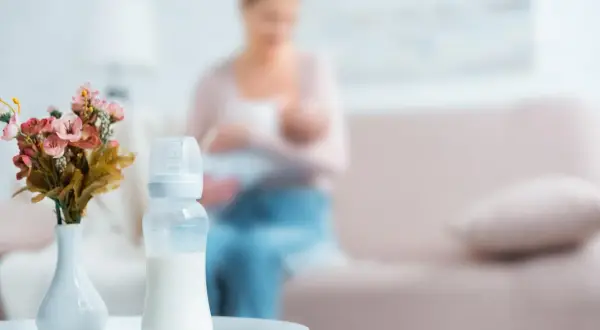 Czy mleko z piersi trzeba podgrzewać? Fakty i mity o karmieniu