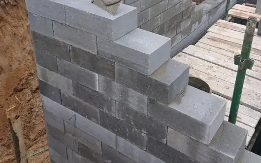 Jaką zaprawą murować bloczki betonowe, aby uniknąć błędów?