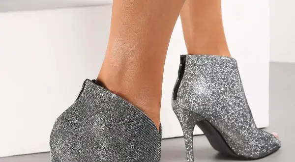 Srebrne botki stylizacje: 10 inspiracji na każdą okazję