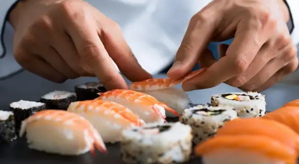 Z czego robi się sushi? Odkryj składniki, które zaskoczą Cię
