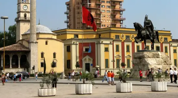 Ile trwa lot z Katowic do Tirany? Sprawdź czas przelotu i więcej