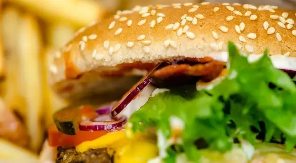 Ile kcal ma burger? Sprawdź, jakie kalorie kryją się w ulubionych burgerach