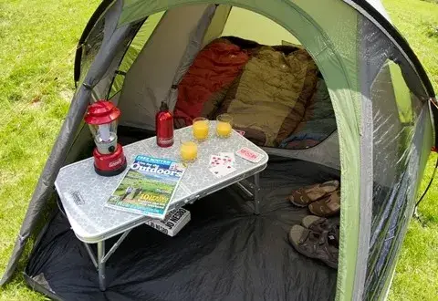 Czym jest tropik w namiocie i dlaczego jest niezbędny dla komfortu podczas biwakowania?