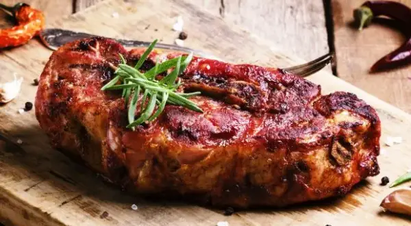 Jak długo piec karkówkę w piekarniku? Czas w zależności od wagi i temp.