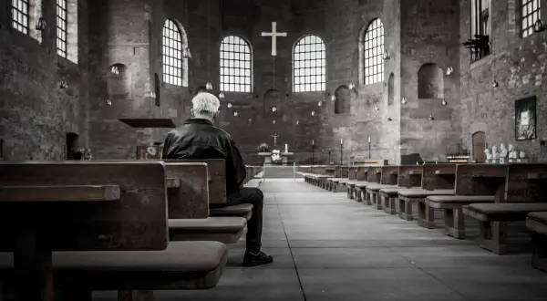 Kiedy jest czytanie na mszy? Poznaj kluczowe momenty liturgii