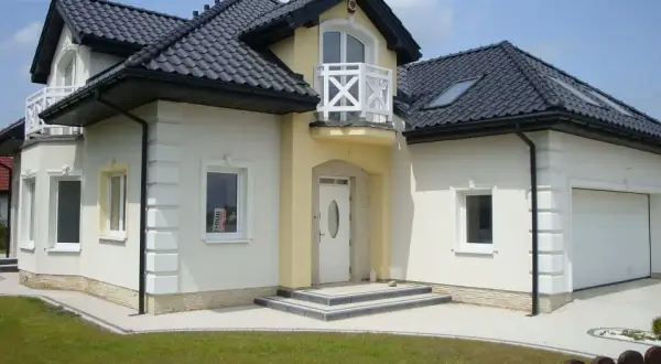 Grafitowy dach i białe okna – jak wybrać idealną elewację dla domu?