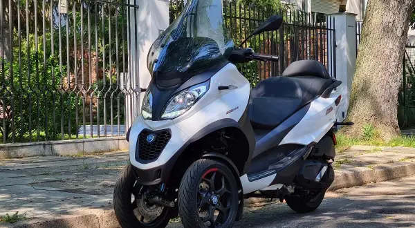 Opinie o Piaggio MP3: Czy warto kupić ten trójkołowy skuter i jakie są wady?