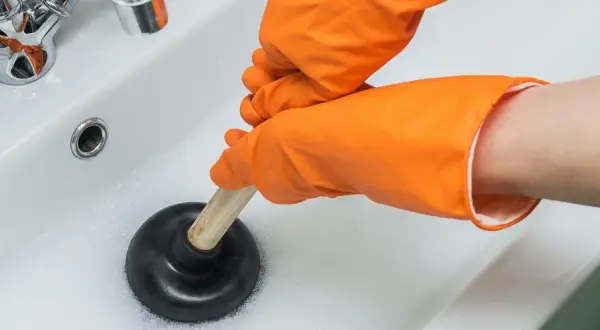 Skuteczne metody, czym wyczyścić odpływ w zlewie bez chemii