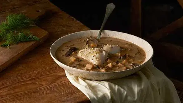 Grzybowa zupa z podgrzybków z pieczonym dorszem