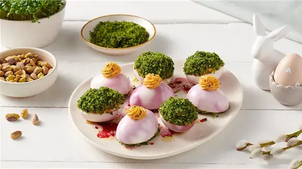 Różowe deviled eggs z zieloną kruszonką 