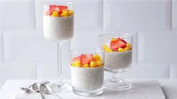 Pudding ryżowy z kardamonem i sałatką z mango