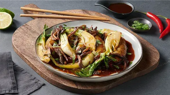 Biała kiełbasa z kapustą pak choi w stylu azjatyckim