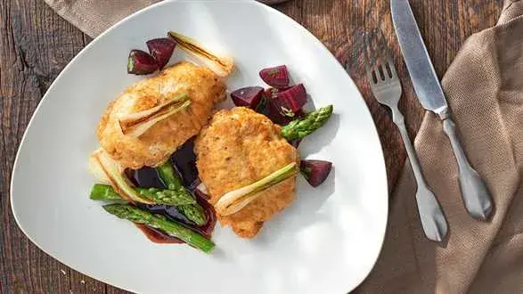Pierś z kurczaka w orzechach, z sosem balsamicznym i sałatka z buraczków