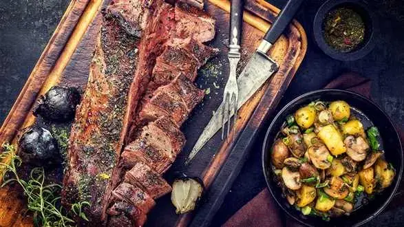 Grillowany jeleń z pieczarkami i ziemniakami