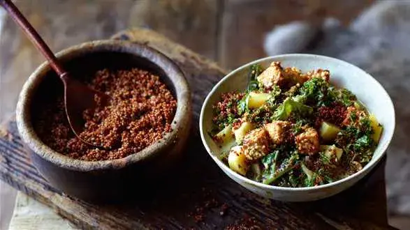 Curry z tofu, quinoa i jarmużem