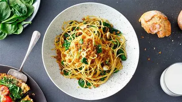 Spaghetti z okruszkami – sposób na czerstwe pieczywo