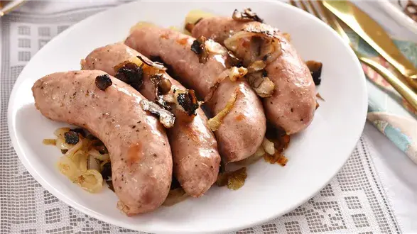 Pieczona biała kiełbasa z cebulą i pieczarkami