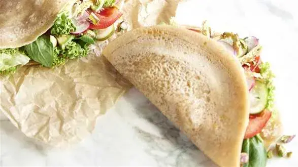 Śniadaniowe wrapy z sosem z tahini