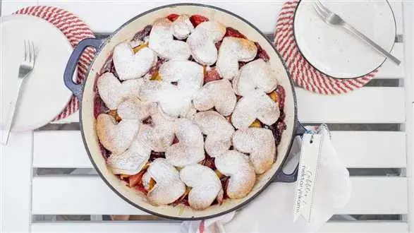 Cobbler – owoce pod kruchymi ciasteczkami
