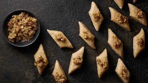 Pierogi leniwe z orzechową okrasą 