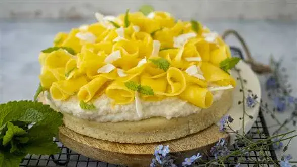 Ciasto wegańskie z kremem kokosowym i mango