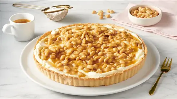 Tarta z kremem śmietankowym i orzeszkami w solonym karmelu