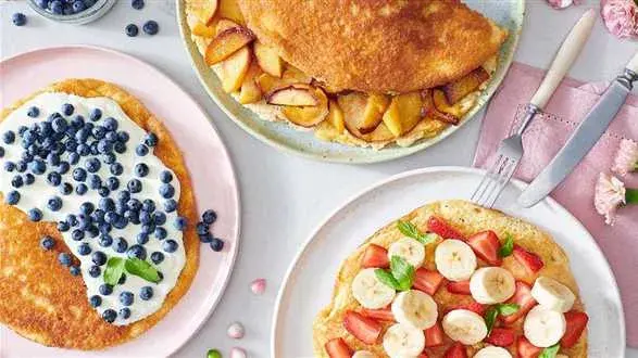 Omlet biszkoptowy z bananami i truskawkami