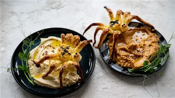 Hummus z pająkami z ciasta francuskiego