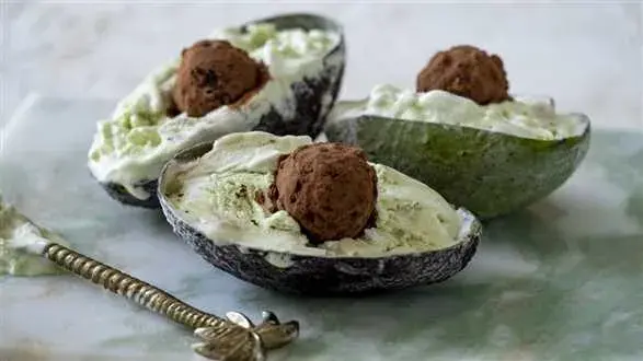 Wegańskie lody z awokado z truflami czekoladowymi