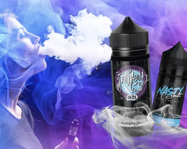 Mujer vapeando, rodeada de vapor azul y morado. Dos botellas de líquidos para vapear, una de "Ruthless E-Juice" y otra de "Nasty Salt", ambas **sales sin nicotina**.