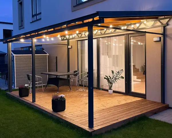 En mysig altan med pergola och ljusslingor. Perfekt för sommarkvällar, kanske efter att ha fått pergola bygglov.