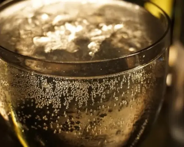 Bąbelki unoszą się w kieliszku, tworząc efektowny widok. Idealne na specjalne okazje, gdy serwujemy Prosecco a Szampan w koktajlach.