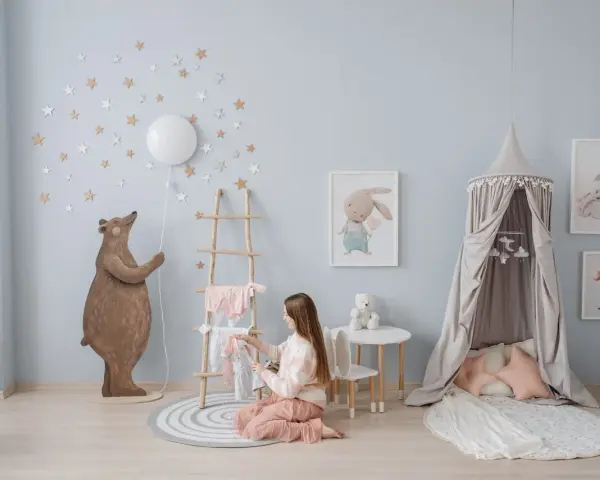Dolce cameretta neonato con orso, mongolfiera, stelline e lettino a baldacchino.