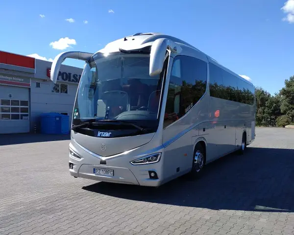Nowy autokar Irizar czeka na podróż. Zastanawiasz się, ile jedzie się do Bułgarii autokarem?
