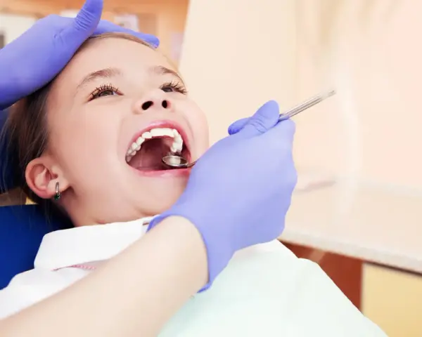 Kiedy pierwsza wizyta u dentysty? Przewodnik dla rodziców