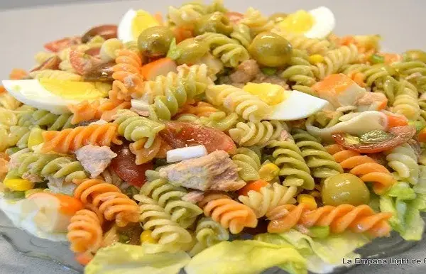 Ensalada de pasta de colores: ¡El secreto para que quede jugosa!