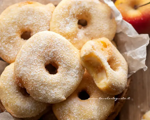 Frittelle di mele dorate e zuccherate, un dolce invitante con un cuore morbido di mela.
