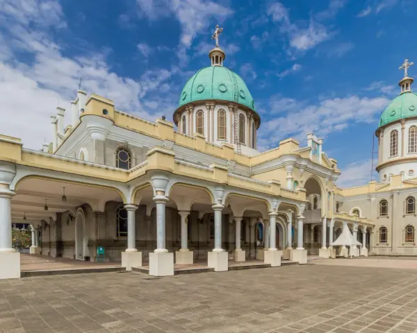 Wspaniała katedra w Addis Abebie, z zielonymi kopułami i kolumnowym portykiem, stanowi dumę państwa z Addis Abeba.