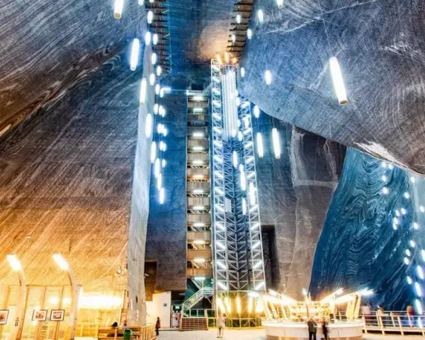 Wnętrze kopalni soli w Rumunii, z imponującą architekturą i oświetleniem tworzącym magiczną atmosferę.