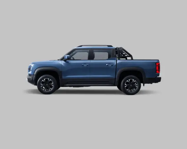 Niebieski pickup BYD Shark PHEV widziany z boku na szarym tle.